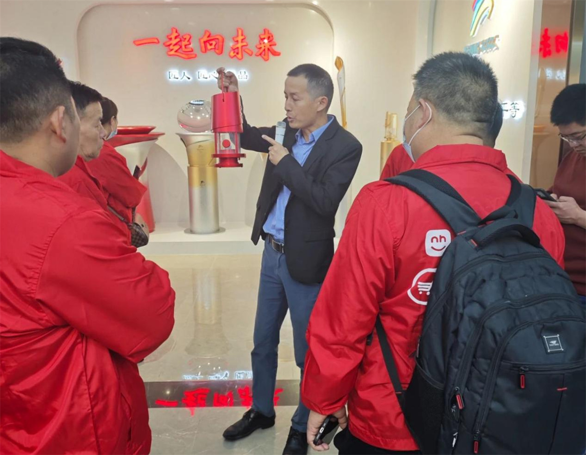 Hand in Hand with E-commerce9.jpg